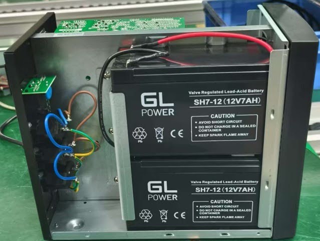 equipamento aberto para mostrar para que serve o nobreak