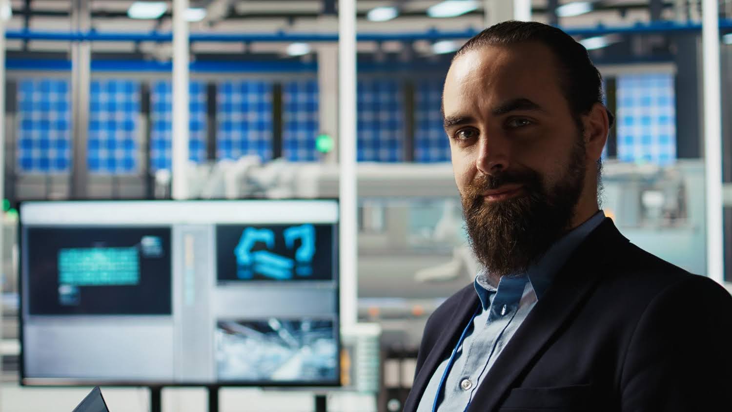 Homem representando um especialista que explica para que seve o nobreak