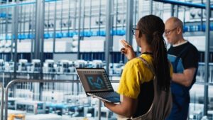 time de profissionais discutindo sobre tipos de transformadores